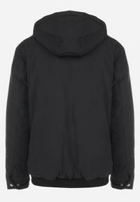 Born2be - Czarna Kurtka z Kapturem i Ściągaczem na Dole Inea. Okazja: na spotkanie biznesowe, na spacer. Typ kołnierza: kaptur. Kolekcja: plus size. Kolor: czarny. Materiał: jeans, tkanina. Sezon: zima. Styl: biznesowy, elegancki