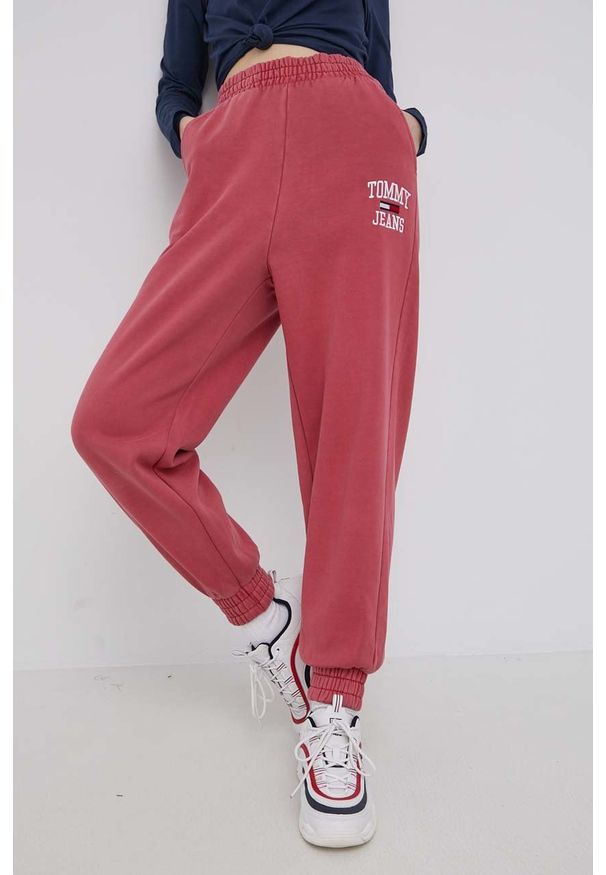 Tommy Jeans spodnie damskie kolor różowy gładkie. Kolor: różowy. Materiał: bawełna. Wzór: gładki