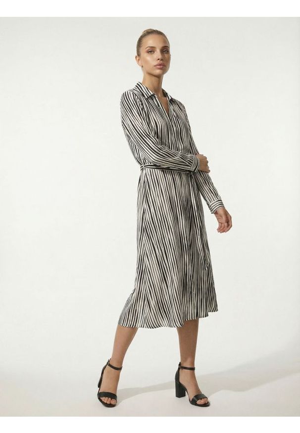 Sinsay - Wiskozowa koszulowa sukienka midi w paski - wielobarwny. Materiał: wiskoza. Wzór: paski. Typ sukienki: koszulowe. Długość: midi