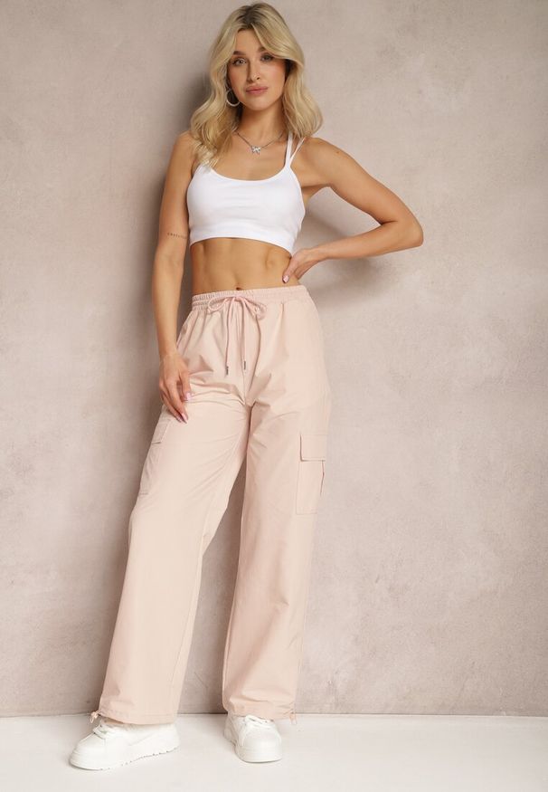 Renee - Jasnoróżowe Bojówki Spodnie z Gumką w Pasie z Szerokimi Nogawkami ze Ściągaczami Nellava. Okazja: na co dzień. Kolor: różowy. Styl: casual, elegancki