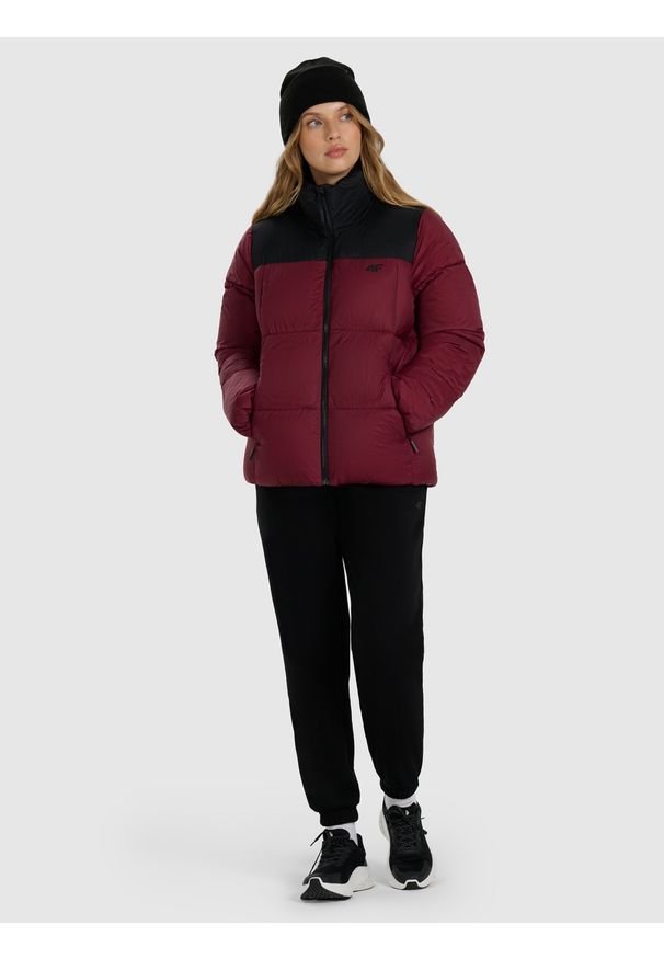 4f - 4F Kurtka puchowa z wypełnieniem syntetycznym damska - czerwona L. Okazja: na co dzień. Typ kołnierza: bez kaptura. Kolor: czerwony. Materiał: puch, syntetyk. Długość: długie. Sezon: zima. Styl: casual, klasyczny, sportowy