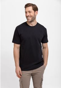 Volcano - Gładki t-shirt, Comfort Fit, T-BAS. Okazja: na co dzień. Materiał: skóra, materiał, bawełna. Długość rękawa: krótki rękaw. Długość: krótkie. Wzór: gładki. Styl: klasyczny, casual, elegancki