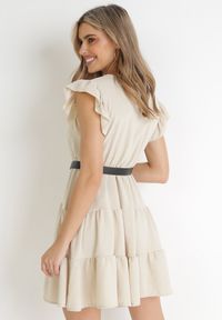 Born2be - Jasnobeżowa Sukienka z Gumką i Paskiem w Talii Ozdobiona Falbankami Deliga. Okazja: na co dzień. Typ kołnierza: kołnierz z falbankami. Kolor: beżowy. Wzór: aplikacja. Styl: casual #4