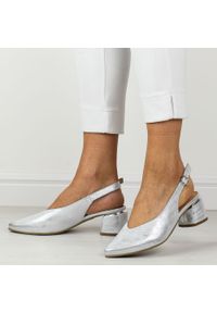 DEONI - Srebrne skórzane Polskie czółenka damskie na obcasie bez pięty Deoni D1450A. Okazja: na co dzień, na ślub cywilny, na wesele. Kolor: srebrny. Materiał: skóra. Szerokość cholewki: normalna. Sezon: wiosna, lato. Obcas: na obcasie. Styl: casual, elegancki, klasyczny. Wysokość obcasa: średni #1