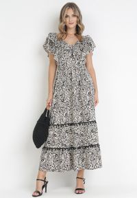 Born2be - Czarna Rozkloszowana Sukienka Maxi z Ozdobnym Dekoltem i Gumką w Talii z Wiskozy Adyni. Typ kołnierza: kołnierz z falbankami. Kolor: czarny. Materiał: wiskoza. Długość rękawa: bez rękawów. Długość: maxi #2