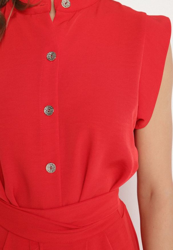 Born2be - Czerwona Sukienka Koszulowa o Rozkloszowanym Kroju z Wiązaniem w Pasie Mavirielle. Okazja: na co dzień. Typ kołnierza: dekolt w serek. Kolor: czerwony. Materiał: skóra. Długość rękawa: długi rękaw. Typ sukienki: koszulowe. Styl: elegancki, casual