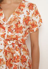 Born2be - Pomarańczowa Wiskozowa Sukienka o Rozkloszowanym Kroju z Gumką w Talii i Materiałowym Paskiem Vikletta. Kolor: pomarańczowy. Materiał: wiskoza, materiał. Długość rękawa: krótki rękaw. Typ sukienki: rozkloszowane. Styl: elegancki #4