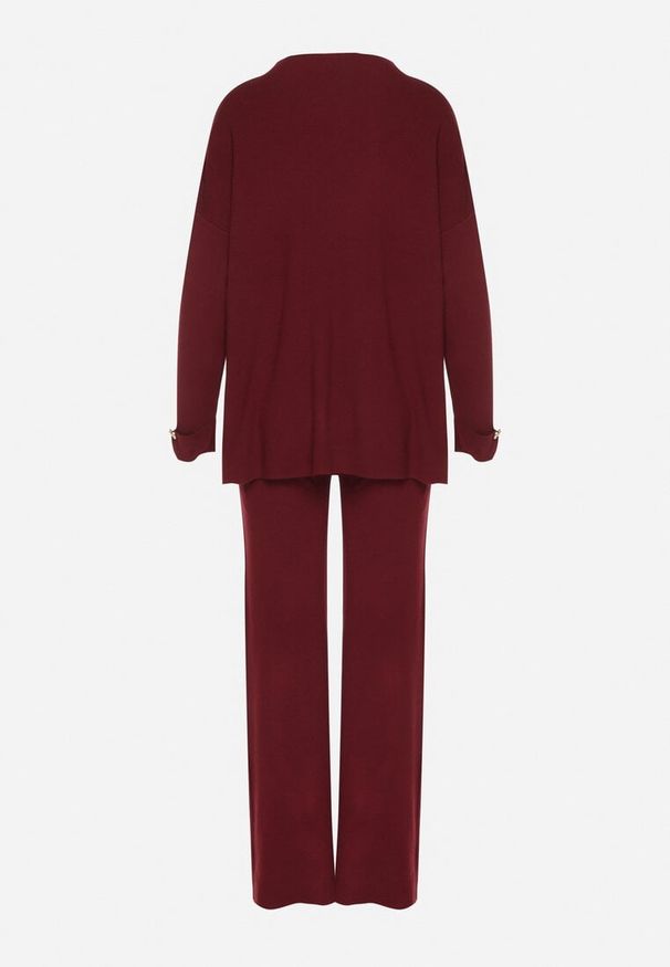 Born2be - Bordowy Dzianinowy Komplet z Wiskozą Spodnie i Sweter Zdobiony Guzikami Unisea. Kolor: czerwony. Materiał: dzianina, wiskoza. Wzór: aplikacja