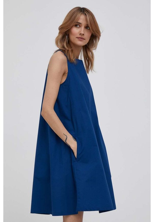 United Colors of Benetton sukienka bawełniana kolor granatowy mini prosta. Okazja: na co dzień. Kolor: niebieski. Materiał: bawełna. Długość rękawa: na ramiączkach. Typ sukienki: proste. Styl: casual, klasyczny. Długość: mini