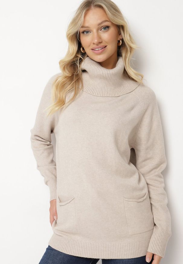 Born2be - Beżowy Golf z Wiskozą Zdobiony Wsuwanymi Kieszonkami Viaela. Okazja: na co dzień. Typ kołnierza: golf. Kolekcja: plus size. Kolor: beżowy. Długość: długie. Wzór: aplikacja. Materiał: wiskoza. Długość rękawa: długi rękaw. Styl: elegancki, casual