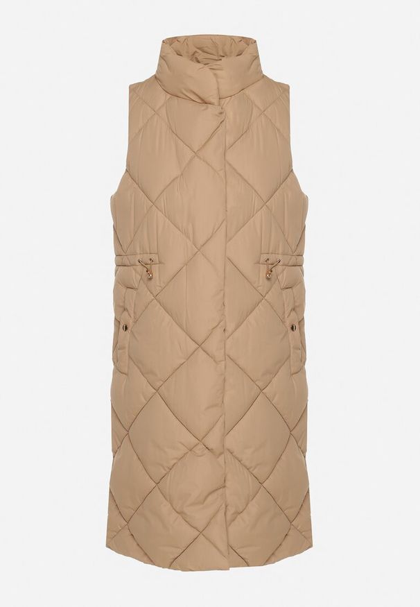 Born2be - Ciemnobeżowa Pikowana Kamizelka o Długim Kroju ze Stójką i Kieszeniami Avatheia. Okazja: na co dzień. Typ kołnierza: kołnierzyk stójkowy. Kolor: beżowy. Materiał: jeans. Długość: długie. Wzór: aplikacja. Styl: casual, elegancki, klasyczny