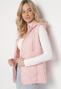 Born2be - Różowa Kamizelka Pikowana z Odpinanym Kapturem Ariluna. Okazja: na co dzień. Kolor: różowy. Materiał: jeans. Styl: sportowy, casual, elegancki #5