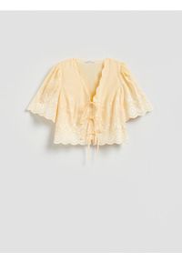 Reserved - Bluzka z ażurowymi detalami - jasnożółty. Kolor: żółty. Materiał: bawełna, tkanina. Wzór: ażurowy