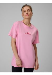 4f - 4F T-shirt oversize z nadrukiem damski - różowy XS. Okazja: na co dzień. Kolor: różowy. Materiał: dzianina. Wzór: nadruk. Styl: casual #1