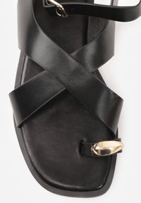 Renee - Czarne Sandały z Paskiem na Palec z Metaliczną Aplikacją i Klamerką Ailintra. Okazja: na co dzień. Zapięcie: pasek. Kolor: czarny. Wzór: aplikacja. Styl: casual, elegancki #2