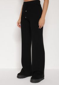 Born2be - Czarne Spodnie Szerokie Spodnie z Wysokim Stanem z Domieszką Kaszmiru Nefrina. Okazja: na spacer, na co dzień. Stan: podwyższony. Kolor: czarny. Materiał: kaszmir. Sezon: zima, jesień. Styl: casual, klasyczny #1