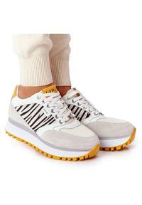 Skórzane Sportowe Buty Na Platformie GOE HH2N4001 Biało-Żółte białe szare. Kolor: wielokolorowy, szary, żółty, biały. Materiał: skóra. Szerokość cholewki: normalna. Obcas: na platformie