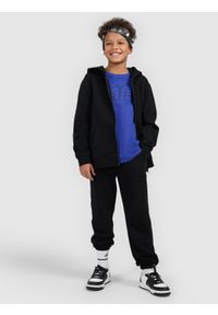 4f - 4F Spodnie dresowe joggery chłopięce - czarne 146 (10-11 lat). Okazja: na co dzień. Kolor: czarny. Materiał: dresówka. Wzór: gładki, ze splotem. Sezon: lato. Styl: młodzieżowy, casual, sportowy #1