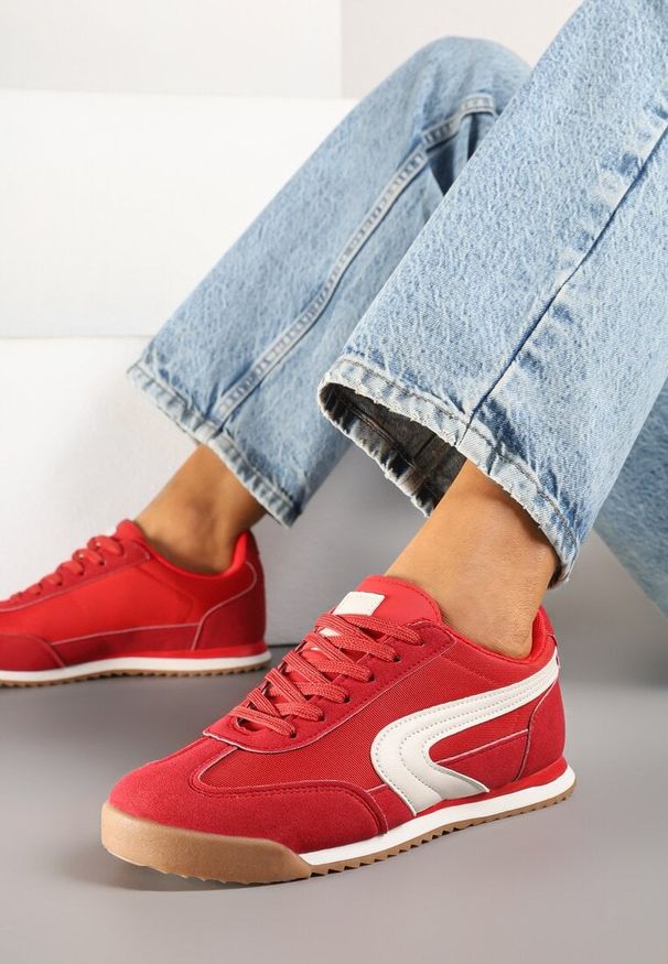 Born2be - Czerwone Sneakersy w Klasycznym Stylu Ellirianne. Okazja: na spacer. Zapięcie: sznurówki. Kolor: czerwony. Sport: turystyka piesza