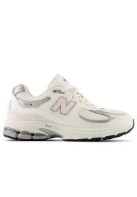 Buty New Balance GC2002PN - białe. Okazja: na co dzień. Kolor: biały. Materiał: guma, syntetyk, materiał. Szerokość cholewki: normalna. Sport: turystyka piesza