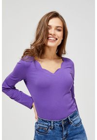 MOODO - Bluzka z ozdobnym dekoltem. Typ kołnierza: dekolt w serek. Materiał: bawełna, elastan. Długość rękawa: długi rękaw. Długość: długie. Wzór: gładki. Styl: klasyczny #1