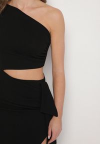 Born2be - Czarna Sukienka o Asymetrycznym Kroju z Wycięciem Felasea. Okazja: na wesele, na studniówkę, na imprezę, na ślub cywilny. Kolor: czarny. Typ sukienki: asymetryczne. Styl: klasyczny #6