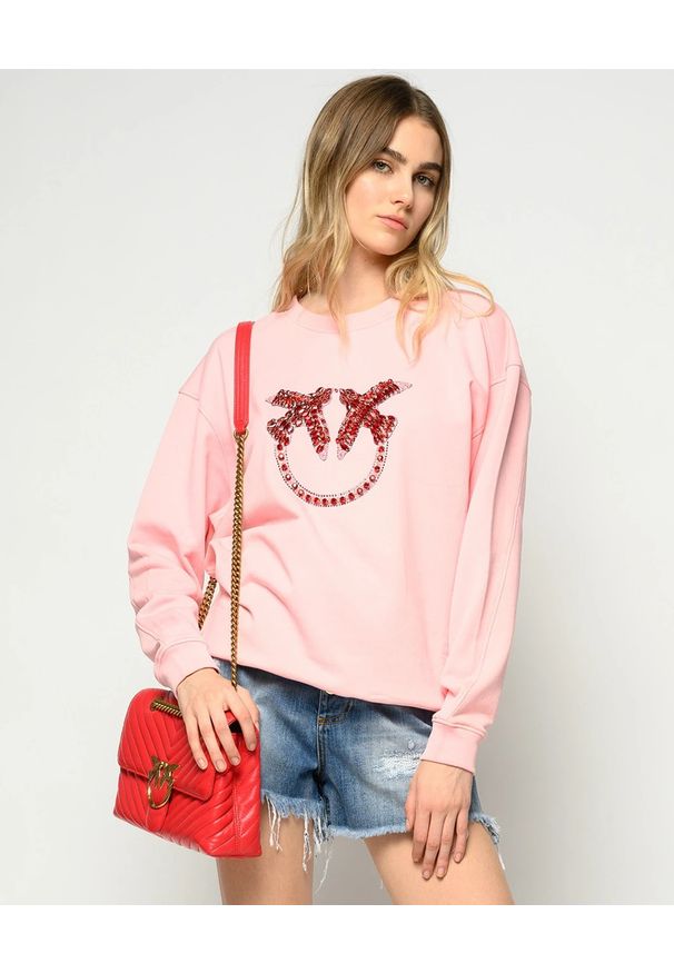 Pinko - PINKO - Różowa bluza z kryształami Nelly 2. Kolor: różowy, wielokolorowy, fioletowy. Materiał: jeans, bawełna. Długość rękawa: długi rękaw. Długość: długie. Wzór: aplikacja. Styl: glamour