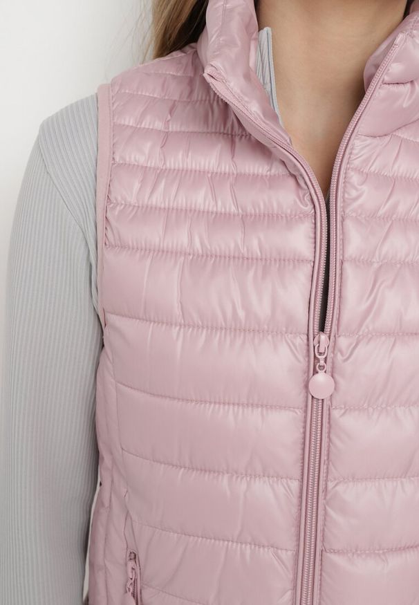 Born2be - Różowa Kamizelka Pikowana z Kieszonkami i Wysokim Kołnierzem Kendiana. Kolor: różowy