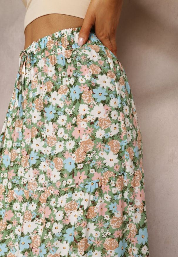 Renee - Zielona Bawełniana Spódnica Maxi z Troczkiem i Printem w Kwiaty Yibji. Kolor: zielony. Materiał: bawełna. Wzór: kwiaty, nadruk. Styl: boho