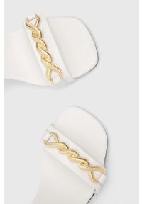 TOMMY HILFIGER - Tommy Hilfiger sandały skórzane TH CHAIN FEMININE HEEL SANDAL kolor biały. Zapięcie: klamry. Kolor: biały. Materiał: skóra. Obcas: na obcasie. Wysokość obcasa: średni #3