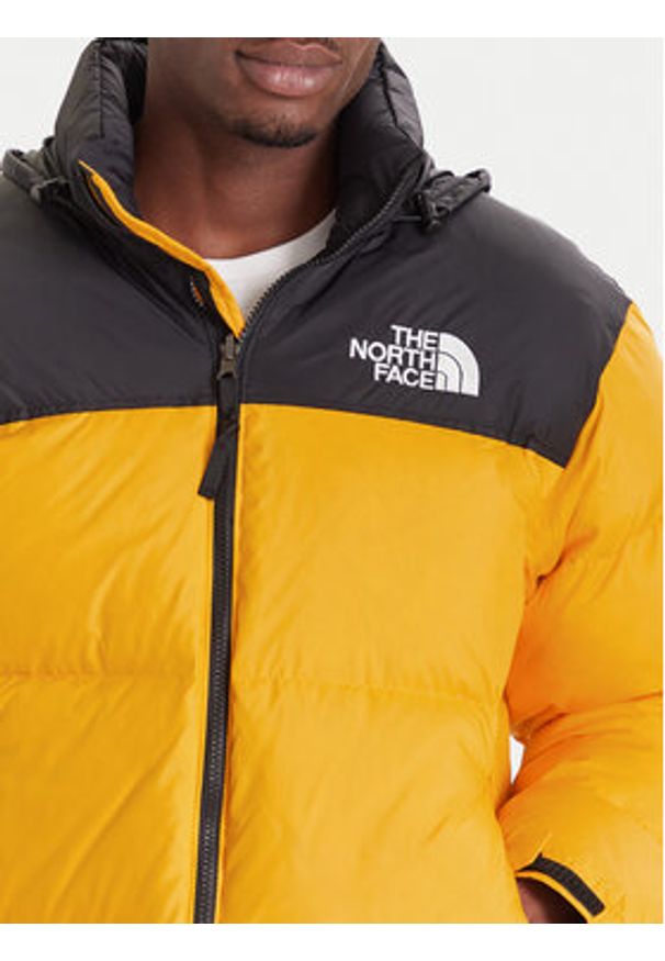 The North Face Kurtka puchowa 1996 Retro Nuptse NF0A3C8D Żółty Loose Fit. Kolor: żółty. Materiał: syntetyk. Styl: retro