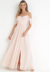 Born2be - Różowa Maxi Sukienka o Rozkloszowanym Fasonie na Cienkich Skrzyżowanych Ramiączkach Hendina. Okazja: na ślub cywilny, na imprezę, na wesele. Typ kołnierza: dekolt hiszpanka. Kolor: różowy. Długość rękawa: na ramiączkach. Typ sukienki: rozkloszowane. Długość: maxi