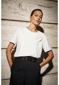 MOODO - T-shirt w kwiatem biały. Kolor: biały. Materiał: bawełna. Wzór: kwiaty #1