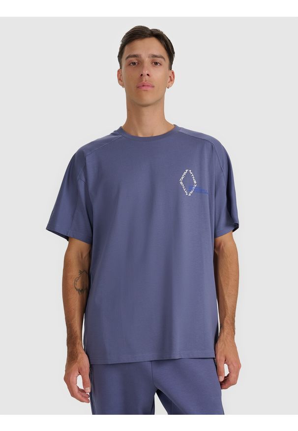 4f - 4F T-shirt oversize z nadrukiem męski - granatowy XL. Okazja: na co dzień. Kolor: niebieski. Materiał: bawełna. Długość: długie. Wzór: nadruk. Styl: casual