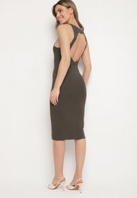 Born2be - Zielona Dopasowana Sukienka Prążkowana z Wiskozą z Odkrytymi Plecami Sarileine. Okazja: na co dzień, na spotkanie biznesowe, do pracy. Kolor: zielony. Materiał: wiskoza, prążkowany. Typ sukienki: proste, oversize, dopasowane. Styl: biznesowy, elegancki, casual #4