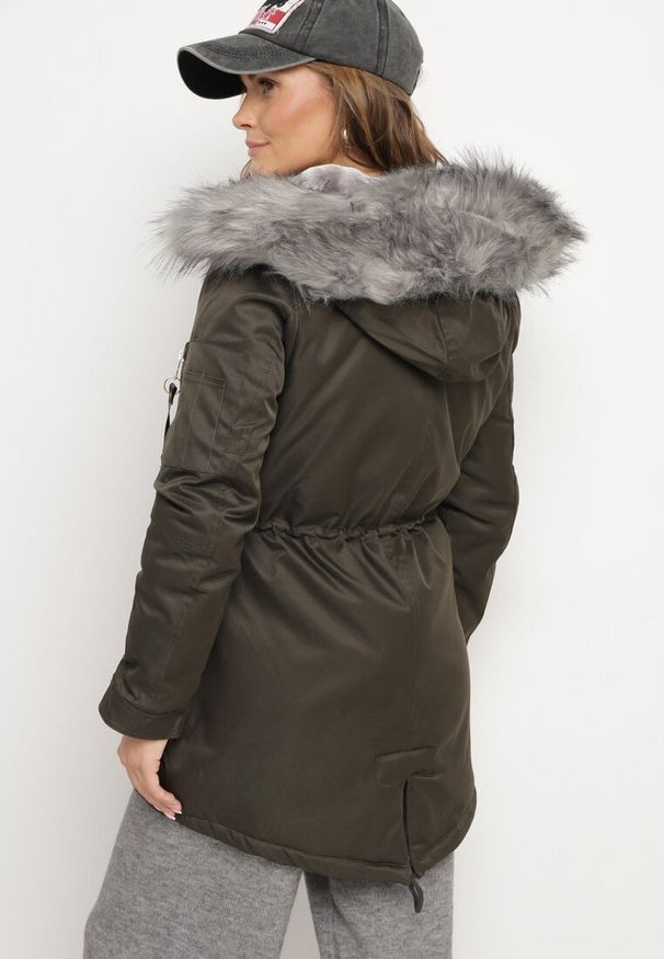 Born2be - Zielono-Szara Kurtka Parka z Futerkowym Odpinanym Zdobieniem przy Kapturze Inellae. Okazja: na co dzień. Kolor: zielony. Materiał: dzianina, jeans, futro. Wzór: aplikacja. Styl: klasyczny, elegancki, casual