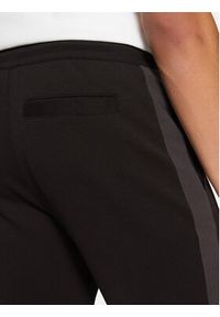 Calvin Klein Jeans Spodnie dresowe J30J327243 Czarny Regular Fit. Kolor: czarny. Materiał: bawełna, syntetyk