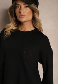 Renee - Czarny Pudełkowy Sweter Zdobiony Wzorzystą Kieszonką Zeanila. Okazja: na co dzień. Kolor: czarny. Długość rękawa: długi rękaw. Długość: długie. Wzór: aplikacja. Styl: elegancki, casual, klasyczny #3