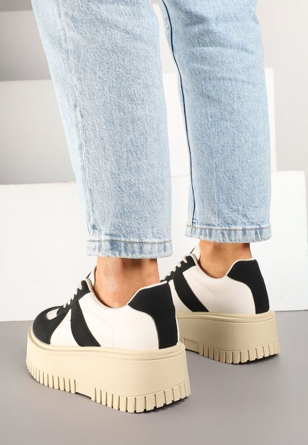 Born2be - Czarno-Beżowe Sneakersy w Stylu Tenisówek na Platformie z Tłoczeniami Firreis. Okazja: na co dzień. Kolor: czarny. Materiał: jeans. Obcas: na platformie