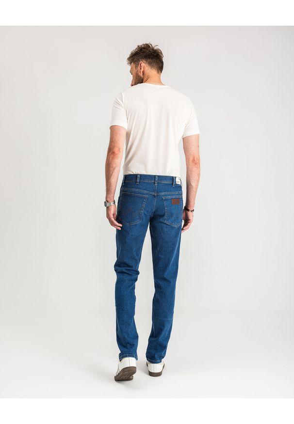 Wrangler - MĘSKIE SPODNIE JEANSOWE WRANGLER TEXAS SLIM GAME ON W12ST112E 112126517. Długość: krótkie. Wzór: napisy, aplikacja, jednolity. Sezon: lato. Styl: retro, klasyczny