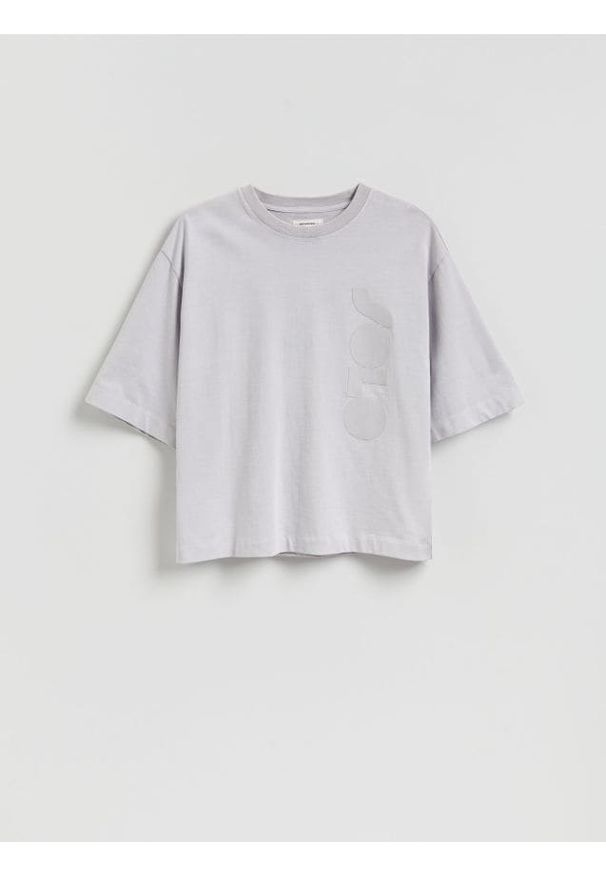 Reserved - T-shirt boxy z naszywką - lawendowy. Kolor: fioletowy. Materiał: dzianina, bawełna. Wzór: aplikacja
