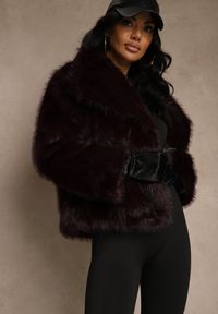 Renee - Bordowa Kurtka Futrzana Ozdobiona Kołnierzem Avelire. Okazja: na co dzień. Kolor: czerwony. Materiał: futro. Wzór: aplikacja. Sezon: zima. Styl: casual, elegancki #2