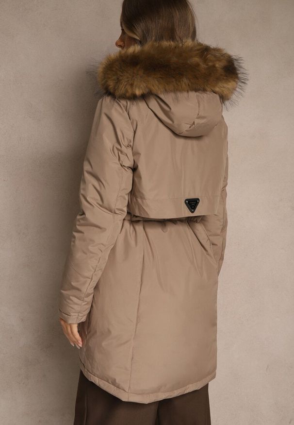 Renee - Ciemnobeżowa Klasyczna Kurtka Parka z Kapturem z Futrem Nalisava. Typ kołnierza: kaptur. Kolor: beżowy. Materiał: futro. Styl: klasyczny