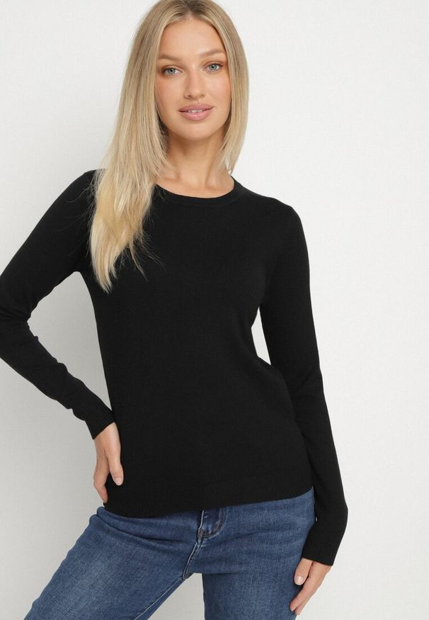 Born2be - Czarny Klasyczny Sweter z Wiskozą Oleva. Okazja: na co dzień, do pracy. Kolor: czarny. Materiał: wiskoza. Styl: klasyczny