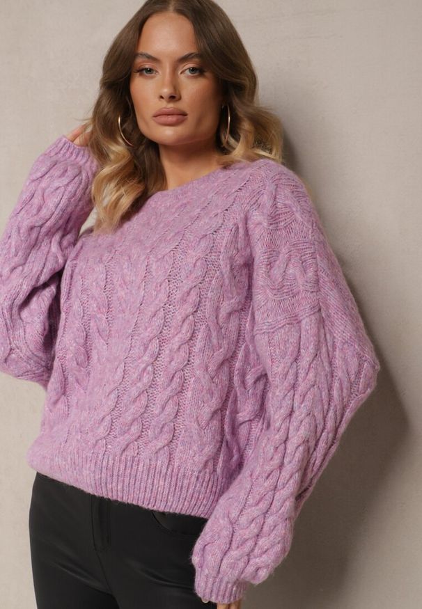 Renee - Fioletowy Sweter z Domieszką Wełny o Prostym Kroju Zdobiony Splotem w Warkocz Durira. Okazja: na co dzień. Kolor: fioletowy. Materiał: wełna. Długość rękawa: długi rękaw. Długość: długie. Wzór: aplikacja, ze splotem. Styl: klasyczny, elegancki, casual