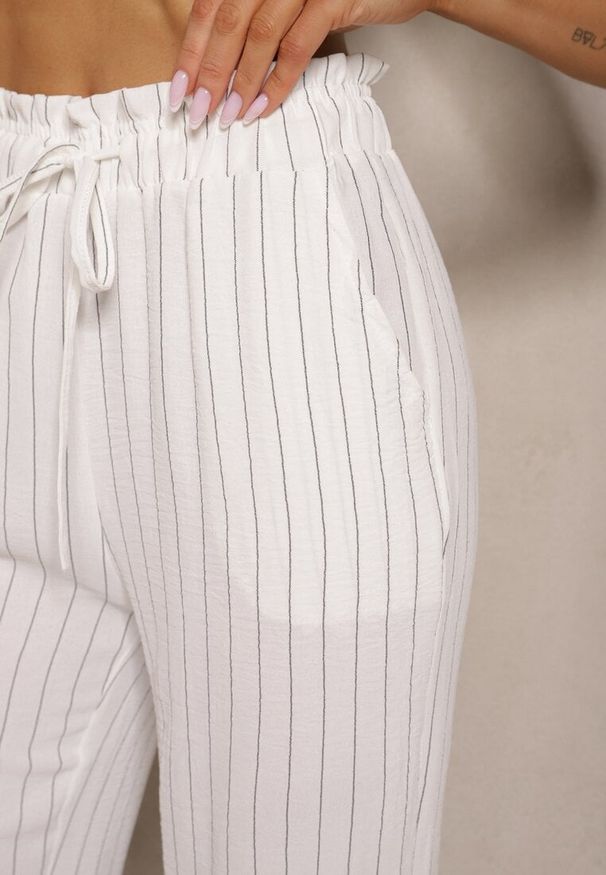 Renee - Białe Spodnie z Wiskozy High Waist Ozdobione Paskami Linariena. Okazja: na co dzień. Stan: podwyższony. Kolor: biały. Materiał: wiskoza. Wzór: aplikacja. Styl: klasyczny, elegancki, casual