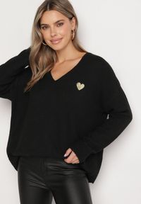 Born2be - Czarny Sweter z Wełną i Trójkątnym Dekoltem Zivida. Okazja: na co dzień. Kolor: czarny. Materiał: wełna. Długość rękawa: długi rękaw. Długość: długie. Styl: klasyczny, elegancki, casual