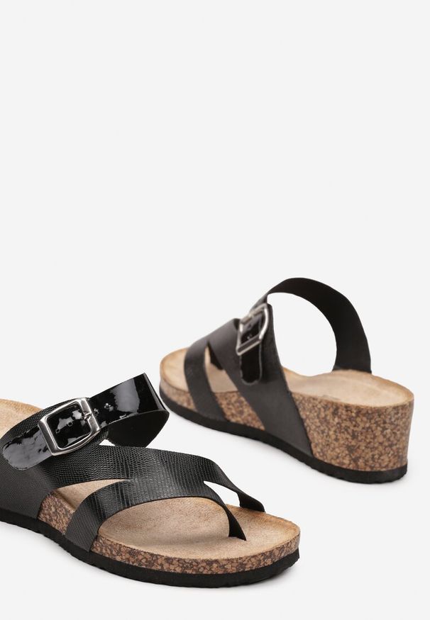 Born2be - Czarne Klapki na Koturnie o Fasonie Japonek z Klamrą Itubia. Kolor: czarny. Materiał: jedwab, len. Sezon: lato. Obcas: na koturnie. Styl: elegancki