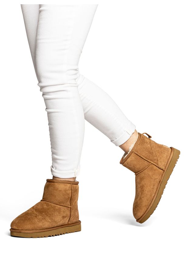 Ugg - Buty zimowe damskie UGG W Classic Mini II (1016222-CHE). Okazja: na spacer, na co dzień. Kolor: brązowy. Materiał: wełna, jeans, materiał, zamsz. Szerokość cholewki: normalna. Sezon: zima. Styl: klasyczny, casual, elegancki