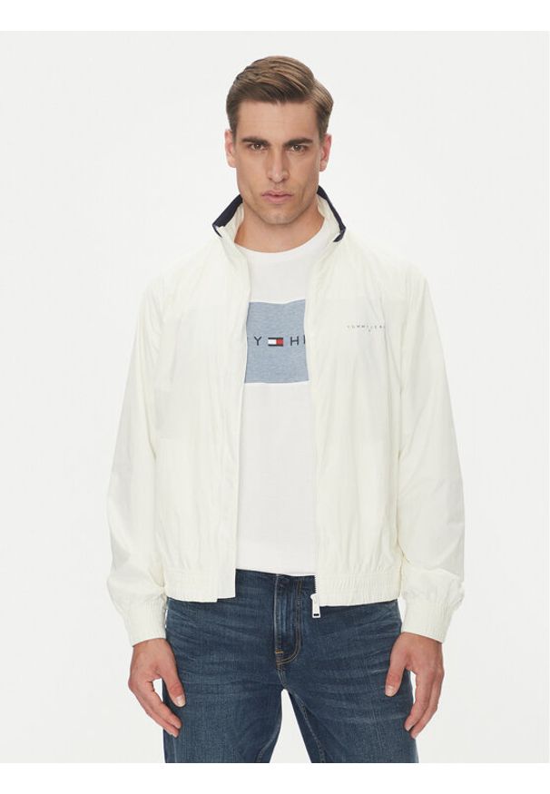 Tommy Jeans Kurtka przejściowa Essential DM0DM21667 Biały Regular Fit. Kolor: biały. Materiał: syntetyk